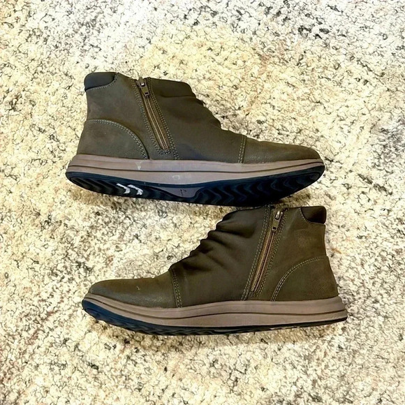 CLARKS Breeze Dusk Ankle Boot Womens 7 Olive Green Zippered Booties - Picture 11 of 11
